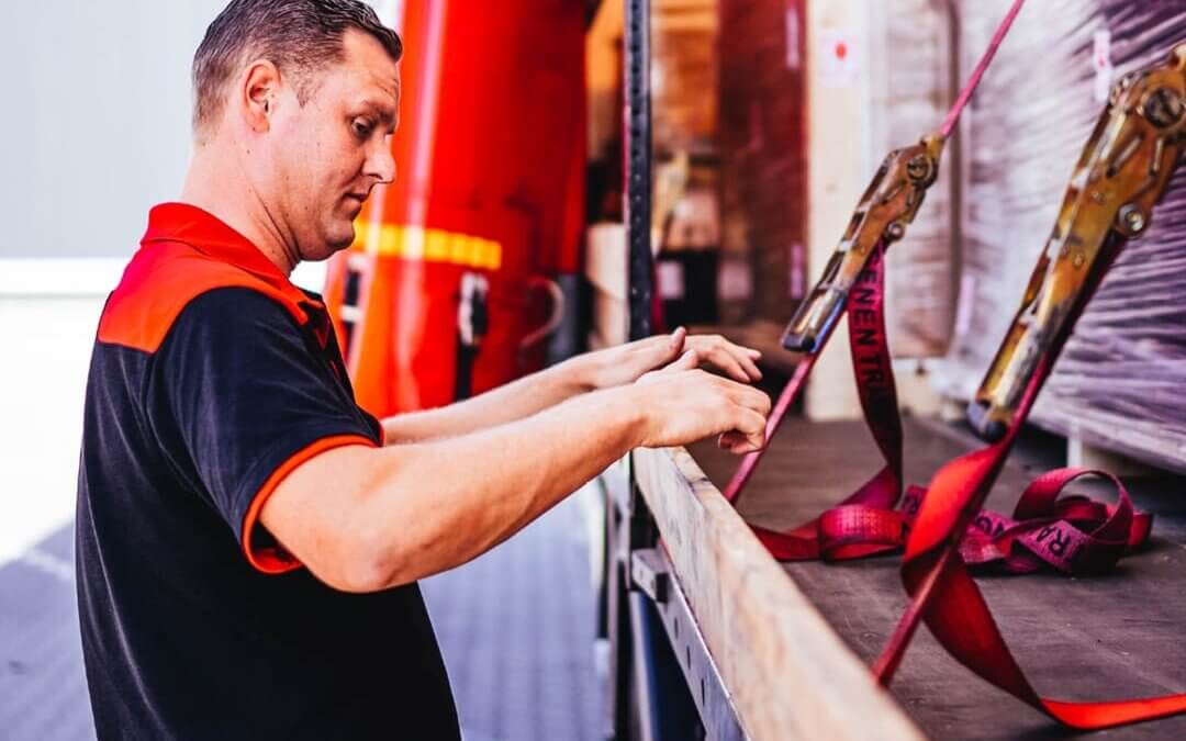 Afbeelding van medewerker Van Dingenen Transport bij zijn vrachtwagen