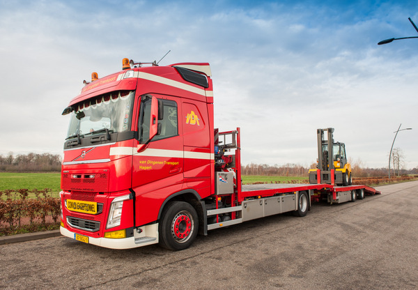 Foto van zijkant sneltransport busje VDT