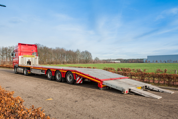 Foto van zijkant sneltransport busje VDT