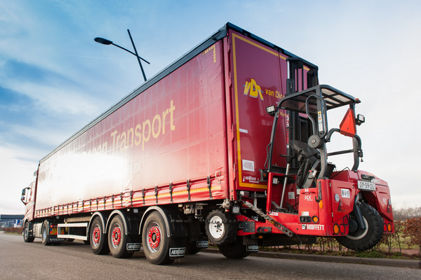 Foto van zijkant sneltransport busje VDT