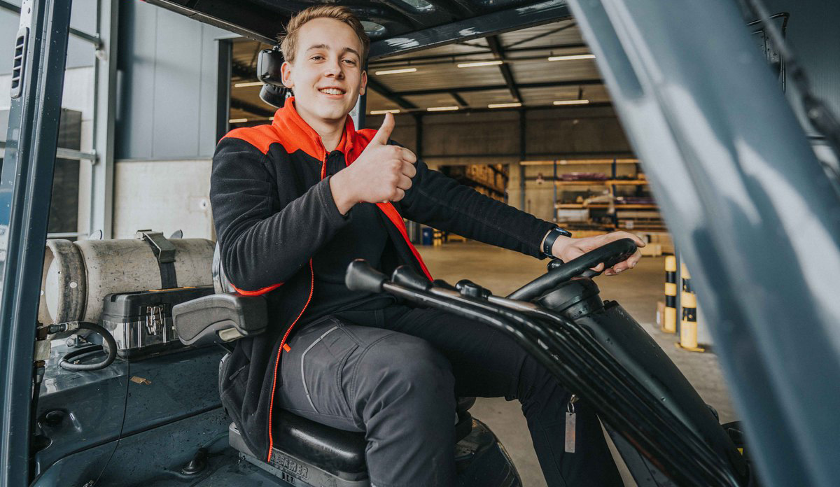 twee mannen bekijken a4 met tekst